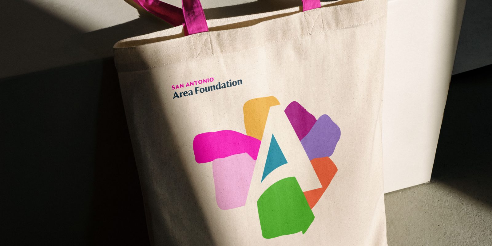 Tote bag with the wordmark